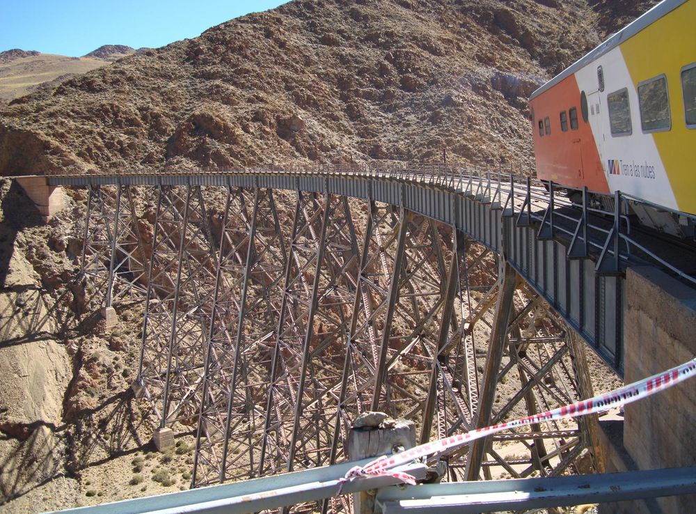 File:Tren a las Nubes, viaducto La Polvorilla2.jpg - Wikimedia Commons