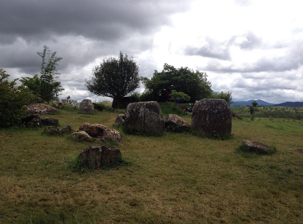 File:Laos phonsavan plain of jars 2.jpg - Wikimedia Commons