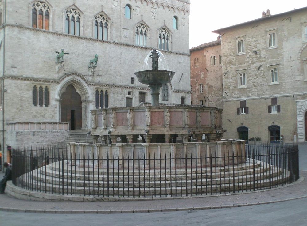 File:Fontana Maggiore.jpg - Wikimedia Commons