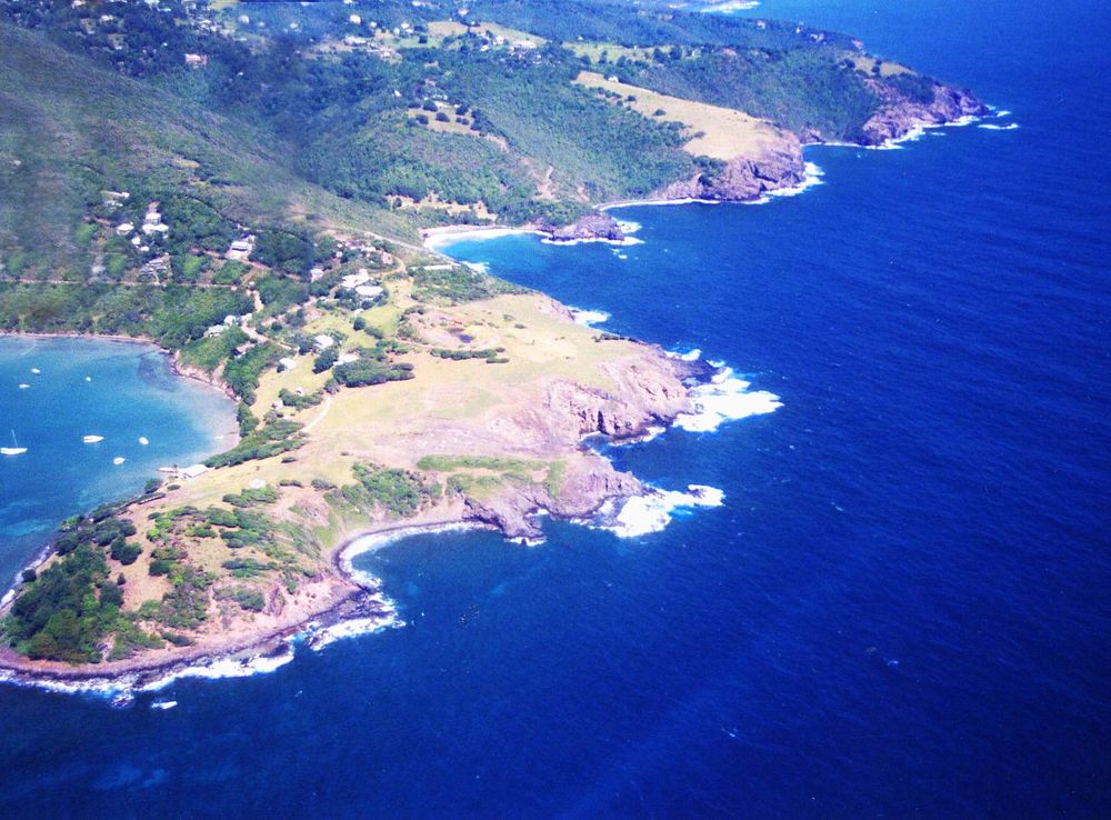 File:Friendship Bay and St. Hilaire Point on the south coast of Bequia -  panoramio.jpg - Wikimedia Commons