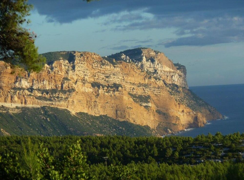 Fichier:Cap Canaille depuis la Gardiole.JPG — Wikipédia