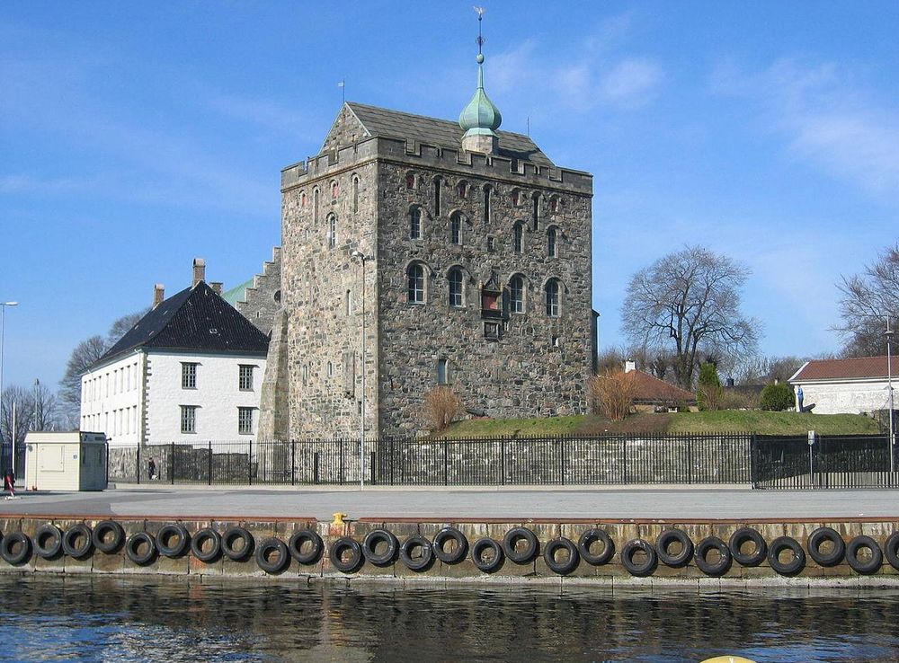 File:View of ancient Rosenkrantz Tower in Bergen Norway 20070325.JPG -  Wikimedia Commons