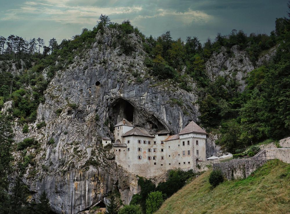 File:Höhlenburg Predjama in Slovenien.jpg - Wikimedia Commons