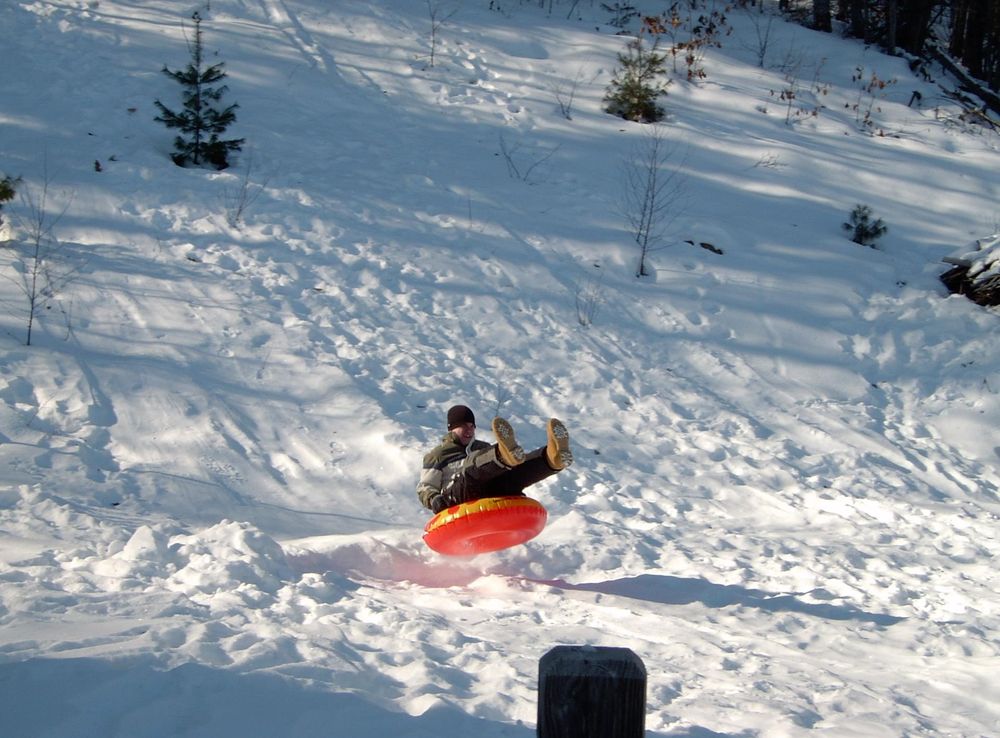 Bildet : kald, vinter, hvit, høyde, gutt, kjøretøy, vær, snowy, spille,  ekstremsport, fritid, barndom, aktivitet, Vinteridrett, barn, moro, sport,  Racing, slede, piste, aking, Bilsport, geologisk fenomen, snø tubing  2048x1536 - - 1247410 - Bilder ...