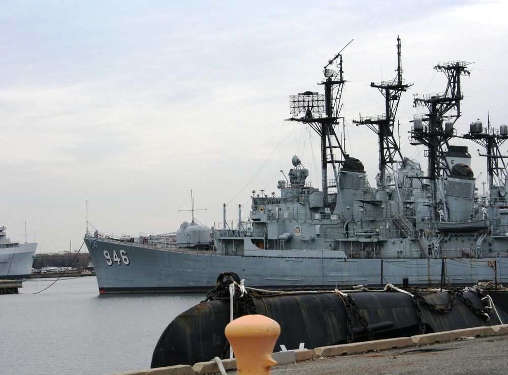 File:Bow of the USS Edson.JPG - Wikimedia Commons
