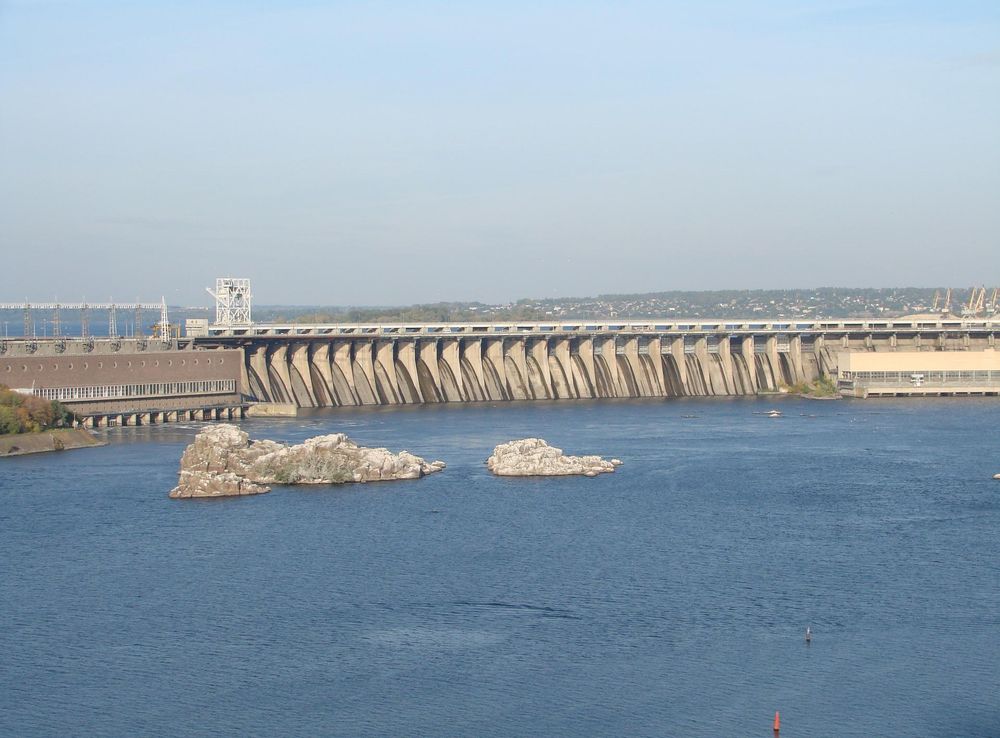 Файл:Hydro-electric Power station 'Dniprohes' in Zaporizhzhia 02.JPG —  Вікіпедія