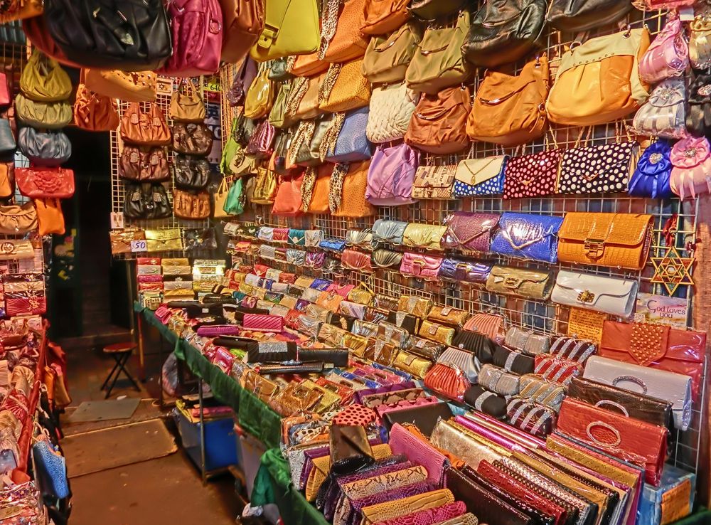 File:HK Yau Ma Tei 廟衙 夜市 攤販 Temple Street night 28 stall Apr-2013 Ladies  handbags.JPG - Wikimedia Commons