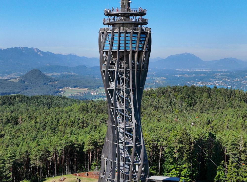 File:Keutschach am See - Aussichtsturm Pyramidenkogel (a).JPG - Wikimedia  Commons