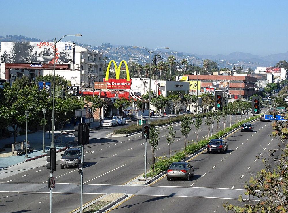 File:Santa Monica Boulevard at Thayer.jpg - Wikimedia Commons