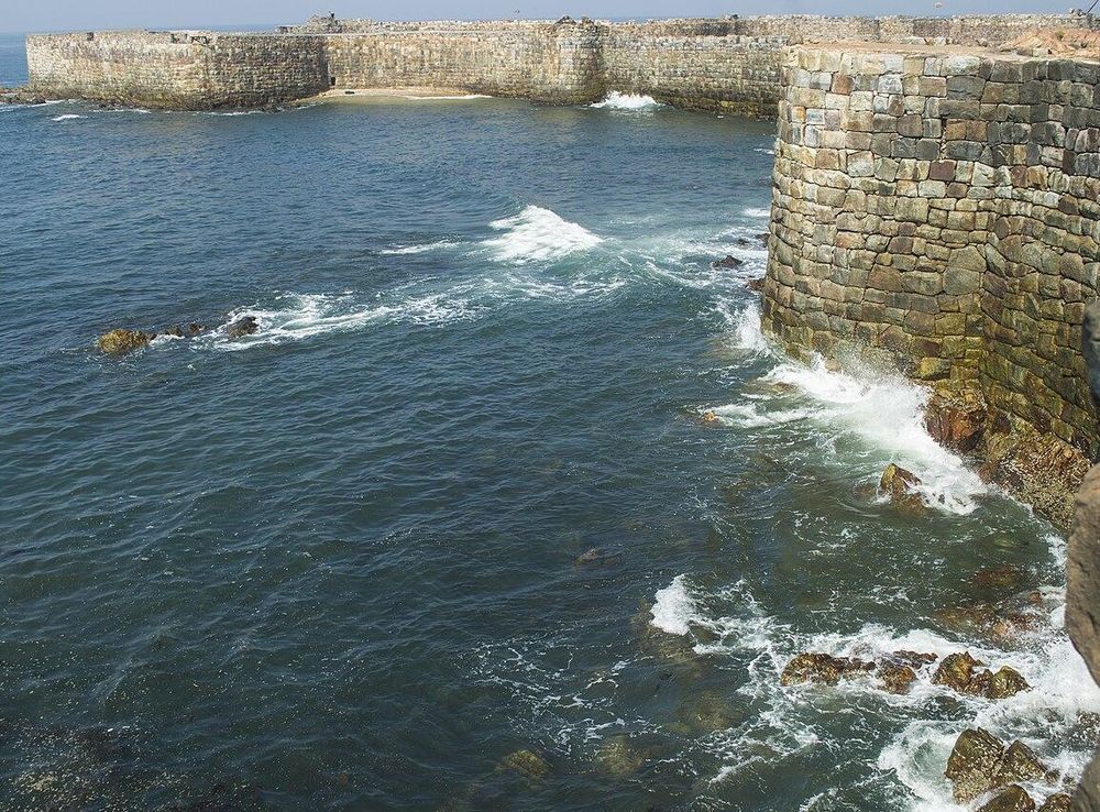 File:Wall of Sindhudurg Fort.jpg - Wikimedia Commons