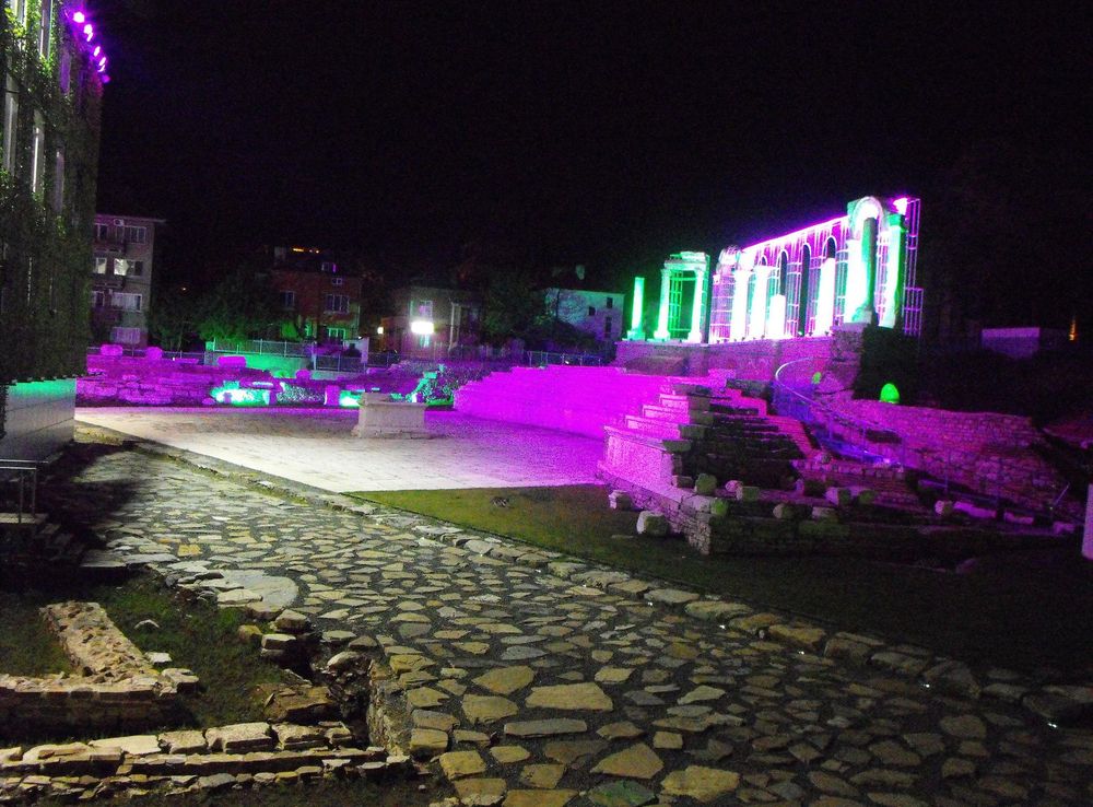 File:Night view of the Roman Forum in Stara Zagora (Augusta Traiana),  Bulgaria.JPG - Wikimedia Commons