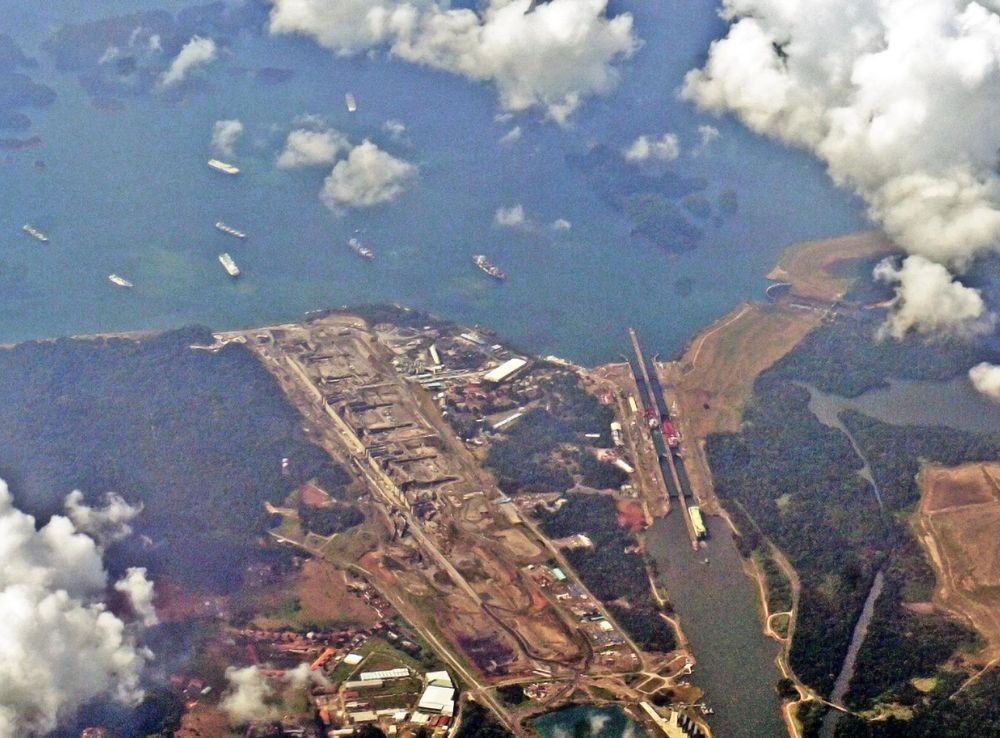 File:Gatun Locks 03 2014 Panama Canal 7820.JPG - Wikimedia Commons