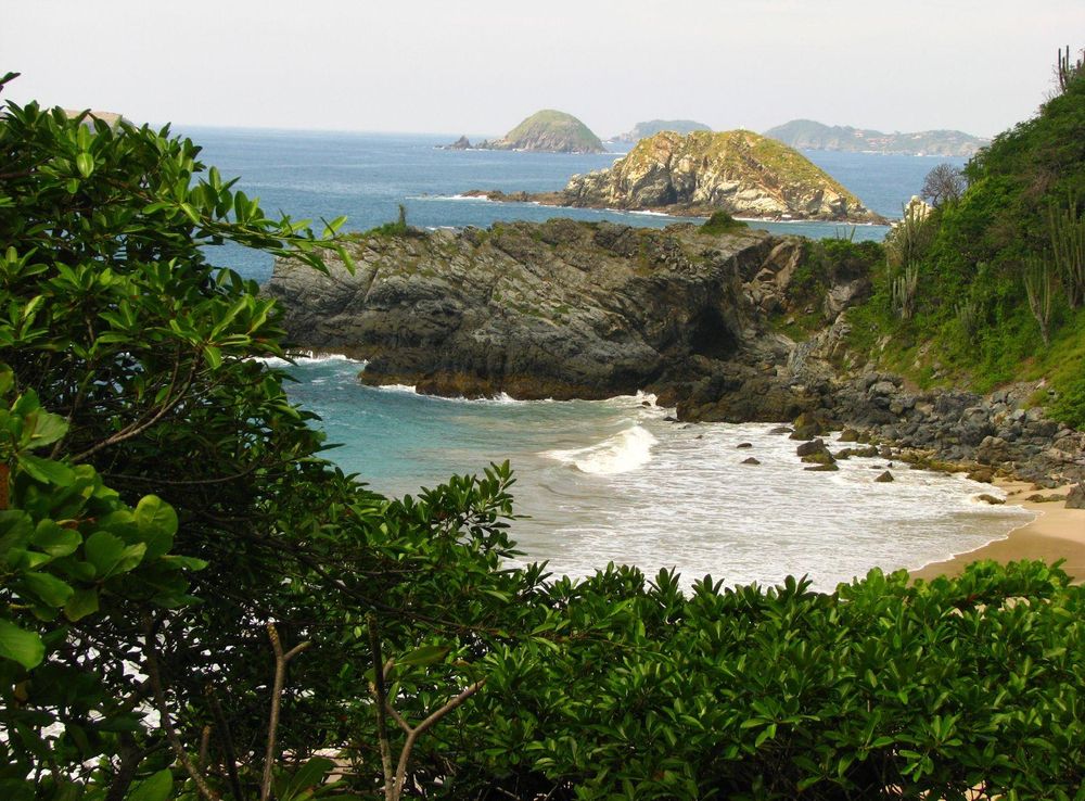 Archivo:Beach in Ixtapa-Zihuatanejo, Mexico.jpg - Wikipedia, la  enciclopedia libre
