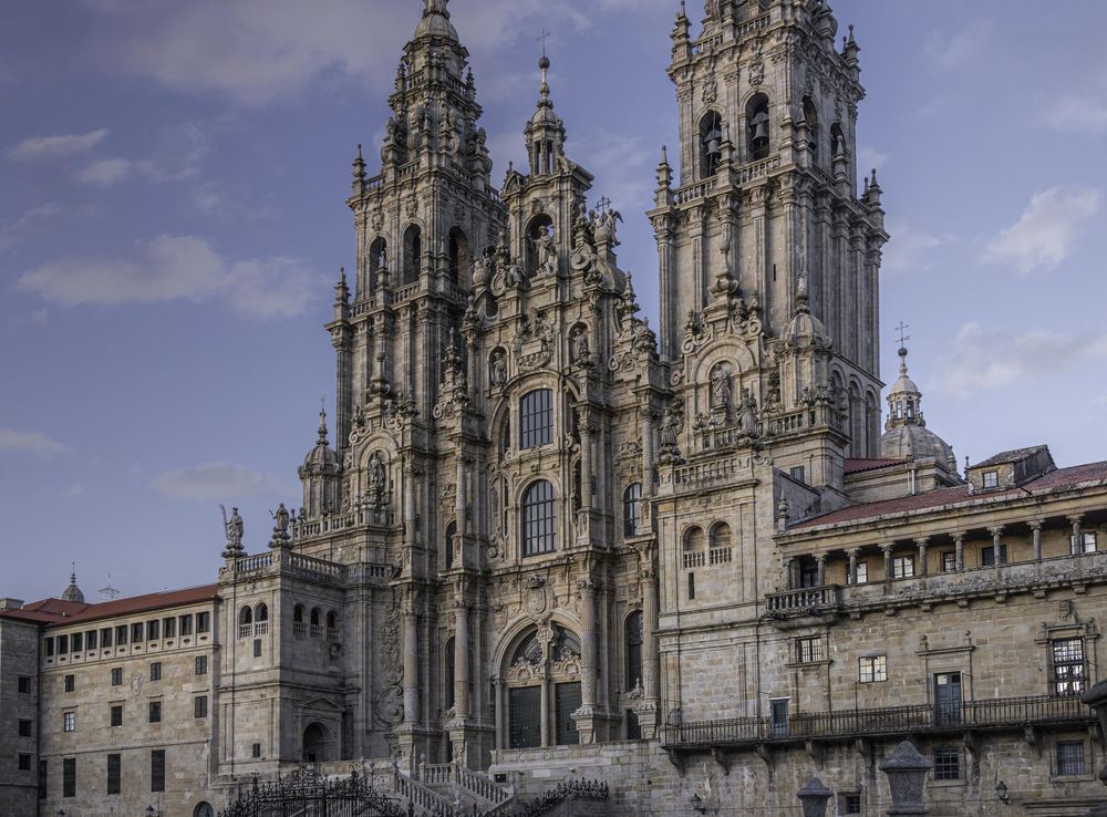 File:Santiago Compostela Cathedral 2023 - Obradoiro at Dusk.jpg - Wikimedia  Commons