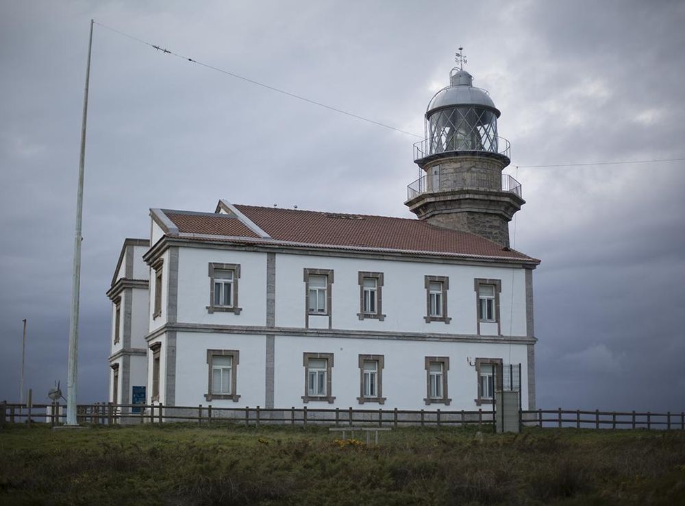 File:Faro del cabo Peñas en Asturias.jpg - Wikimedia Commons