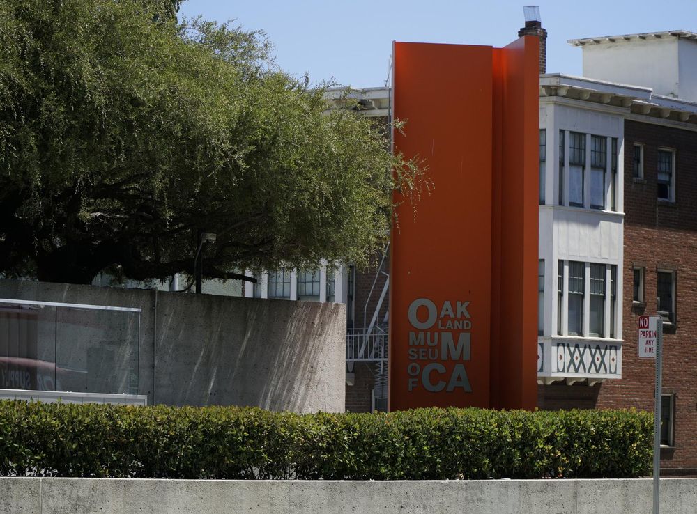 File:Sign outside the Oakland Museum of California.jpg - Wikimedia Commons