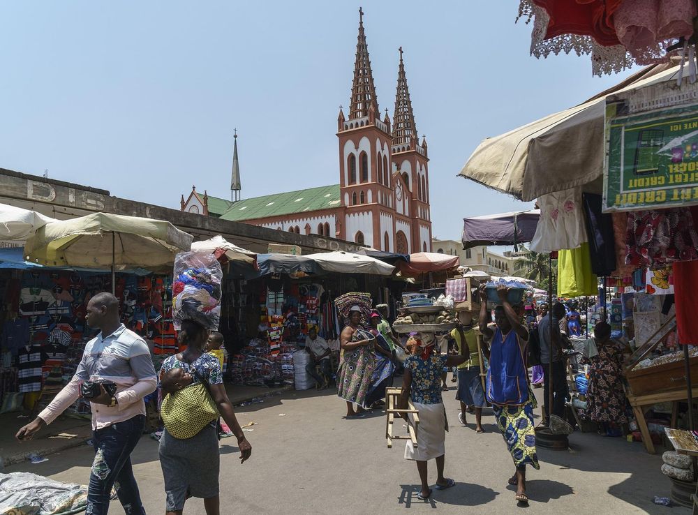 File:Lomé Grand Marché with the Cathédrale du Sacré Coeur (33592985581).jpg  - Wikimedia Commons