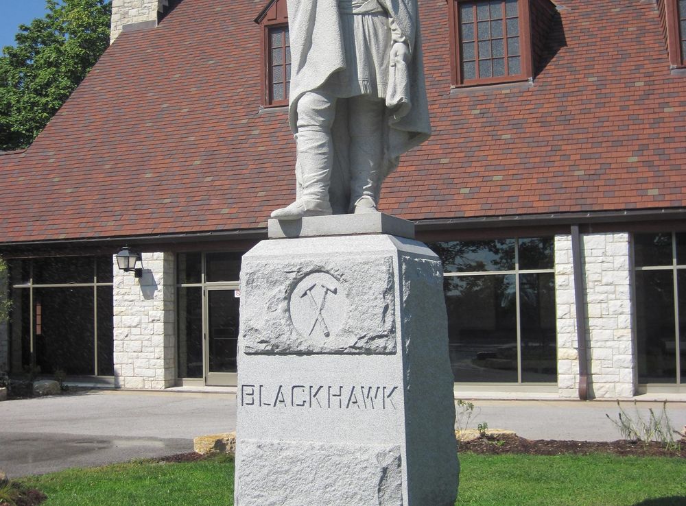 File:Black hawk statue.jpg - Wikipedia