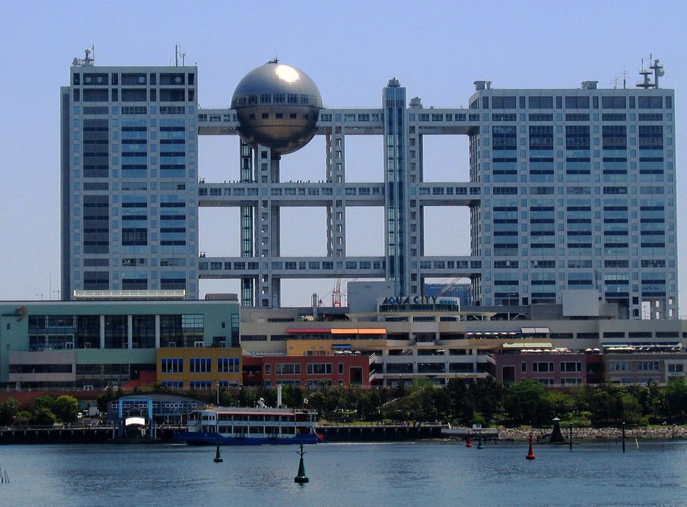 File:Fuji TV headquarters and Aqua City Odaiba - 2006-05-03 edit2.jpg -  Wikipedia