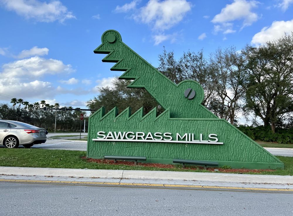 File:Sawgrass Mills Entrance Sign, Sunrise, Florida February 20, 2022.jpg -  Wikimedia Commons