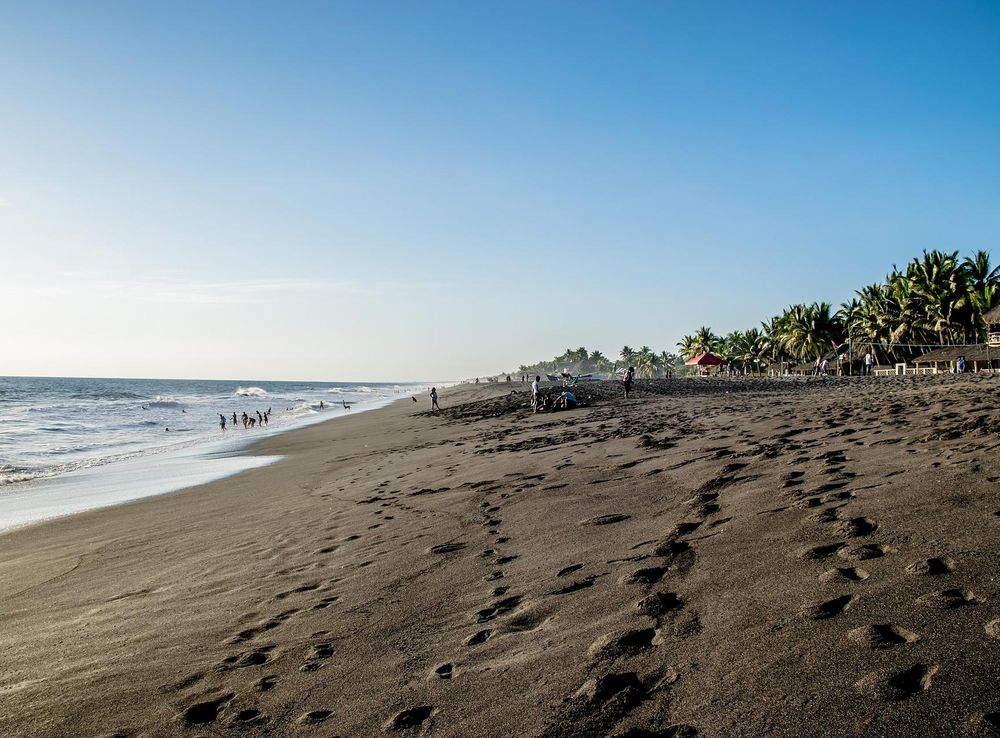 File:Black-sand-beach.jpg - Wikimedia Commons