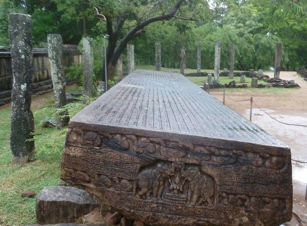 File:Polonnaruwa Gal Potha (Stone book) (2).JPG - Wikimedia Commons