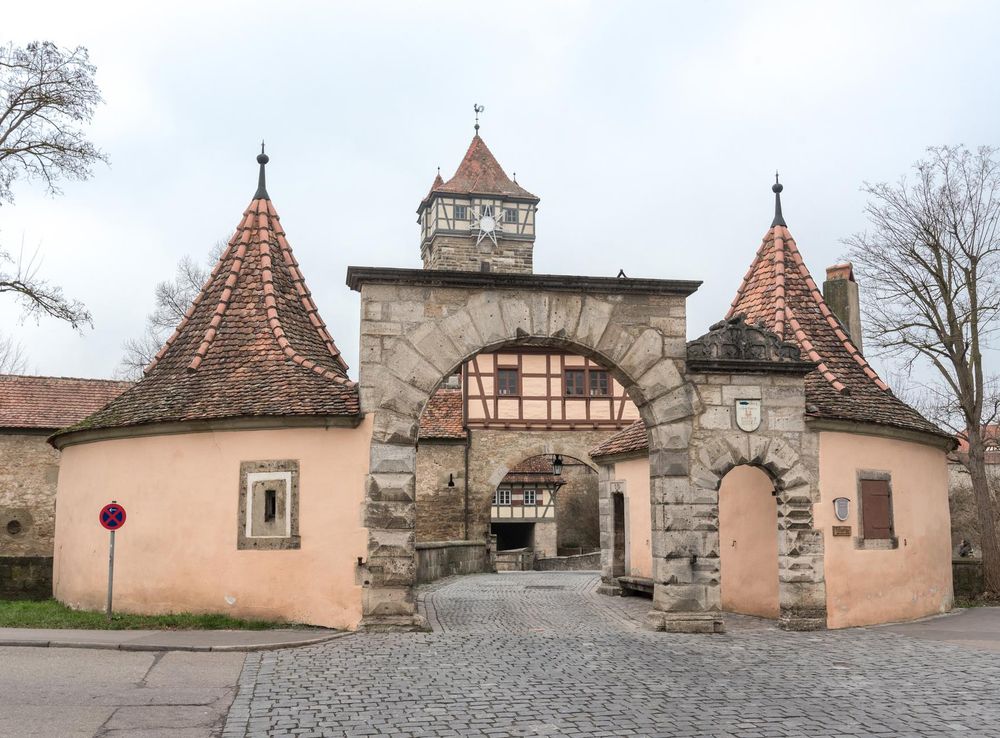 File:Rothenburg ob der Tauber, Stadtbefestigung, Rödertor,  Vortor-20151230-001.jpg - Wikimedia Commons