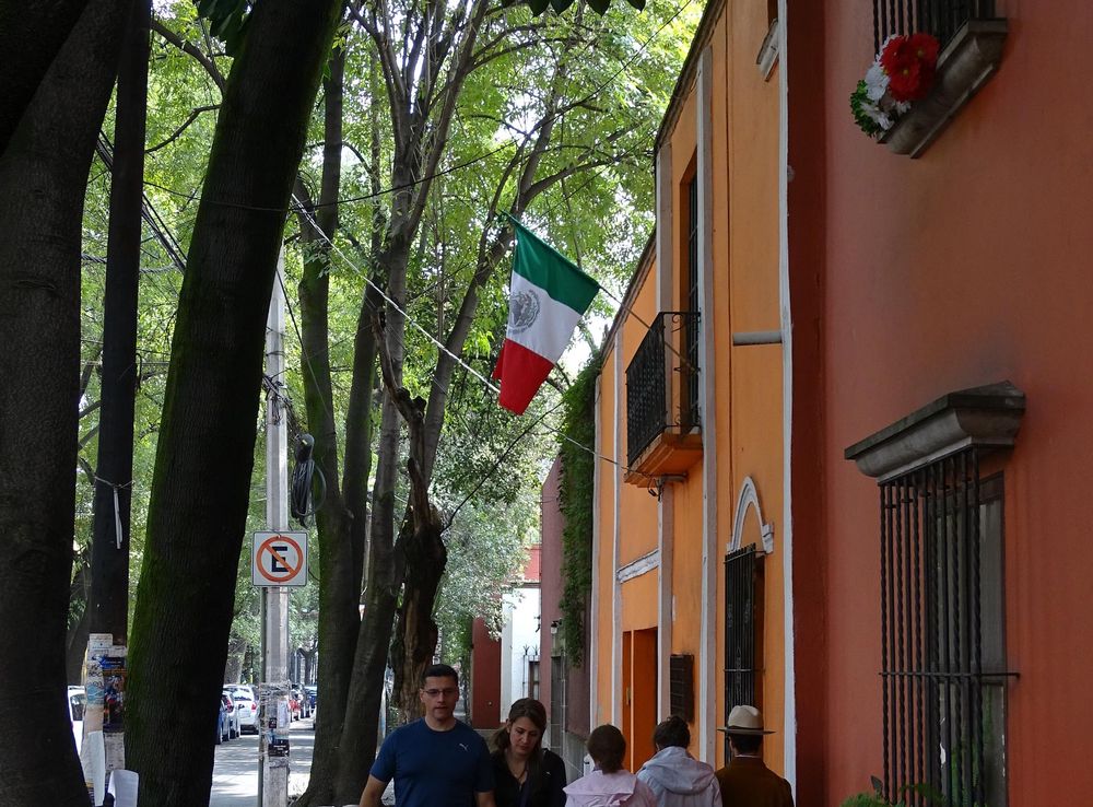 File:Coyoacan Street Scene - Coyoacan - Mexico City - Mexico  (15517196691).jpg - Wikimedia Commons
