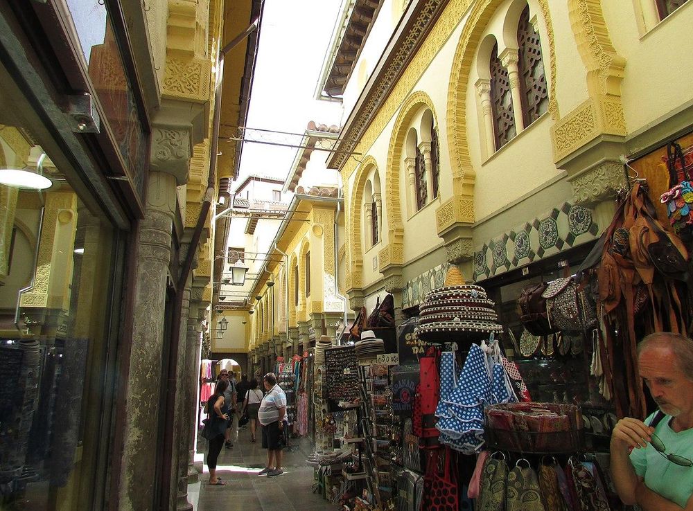 File:Alcaiceria, Granada, Granada, 18 July 2016 (2).JPG - Wikimedia Commons