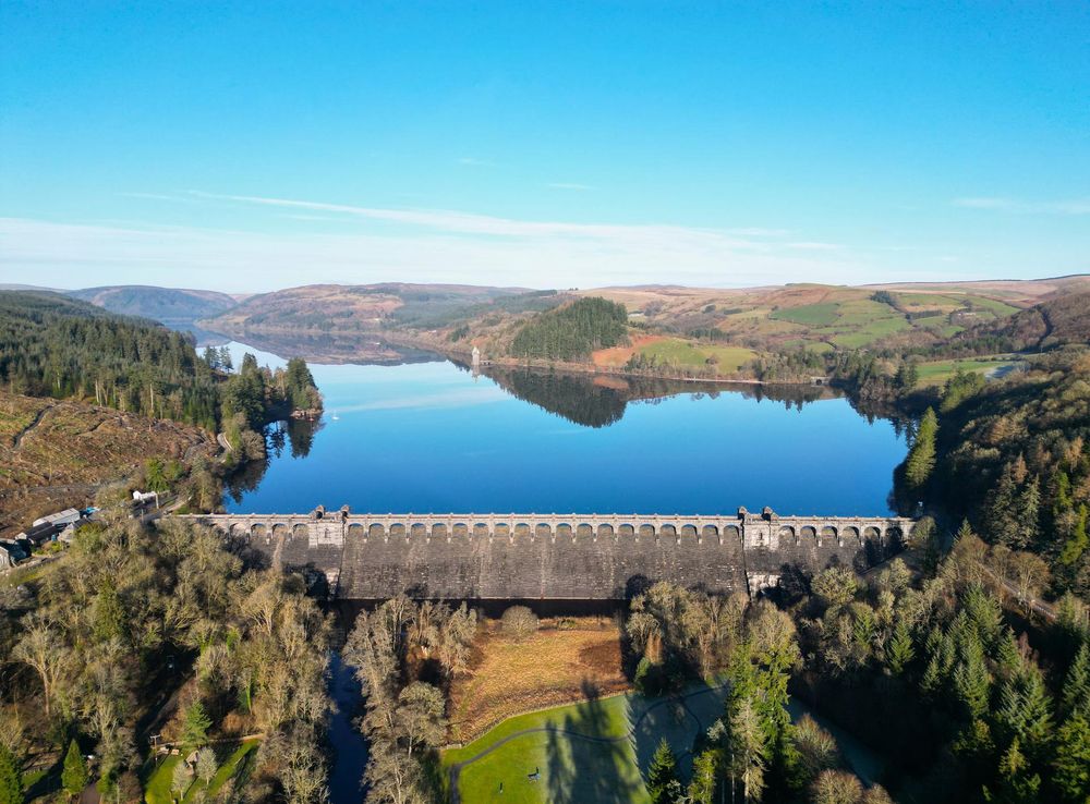 File:Awyrlun o Lyn Efyrnwy (Llyn Llanwddyn) - Aerial Image of Llyn Efyrnwy (lake  Vyrnwy) in Novemebr 2022 08.jpg - Wikimedia Commons