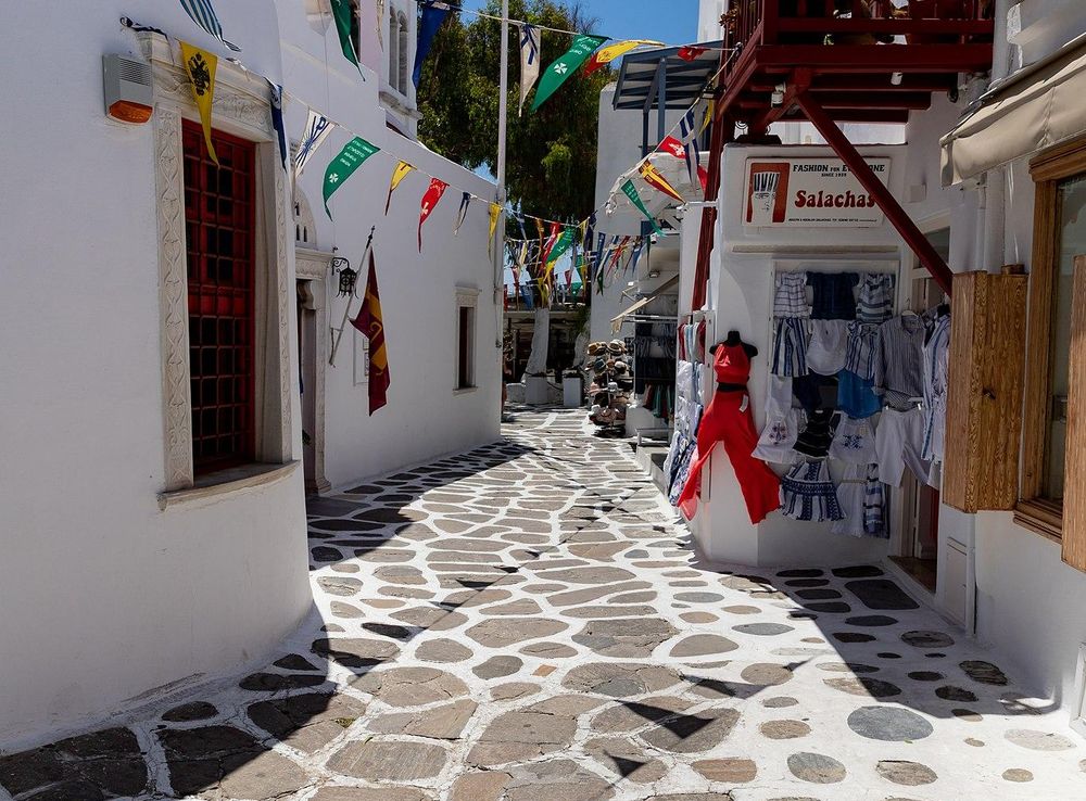 File:Shops in the old town of Mykonos, Greece.jpg - Wikimedia Commons