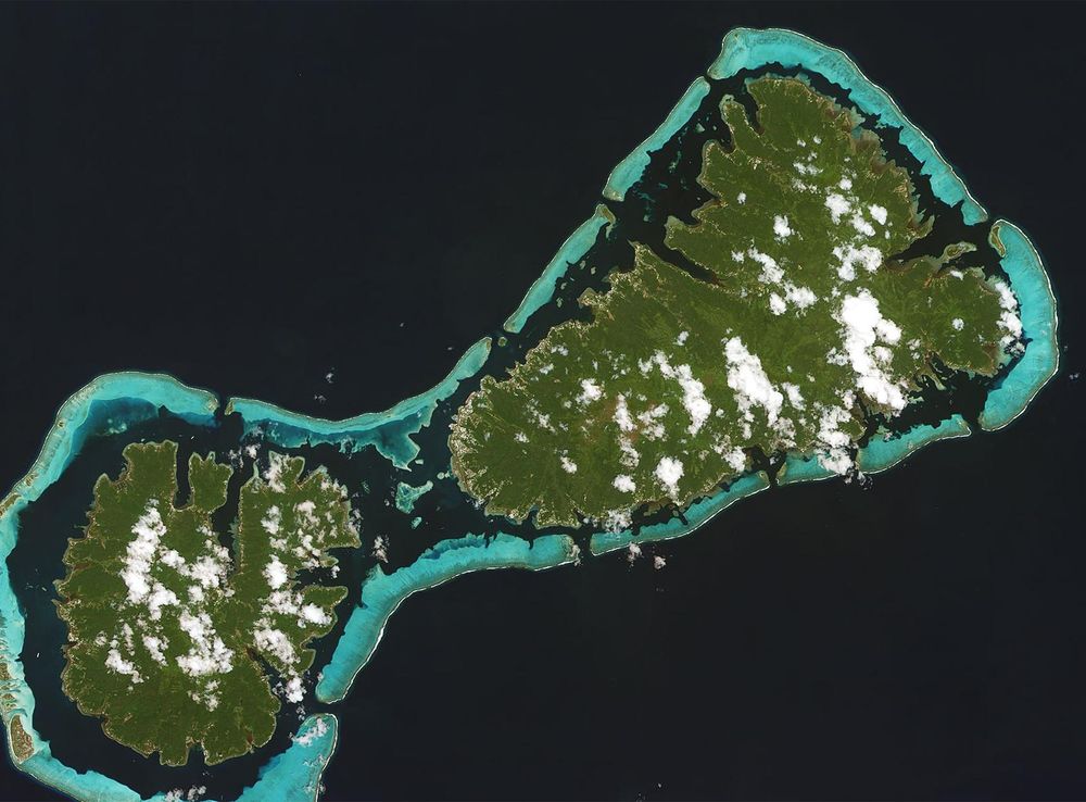 File:Raiatea island, Polynesia.jpg - Wikimedia Commons