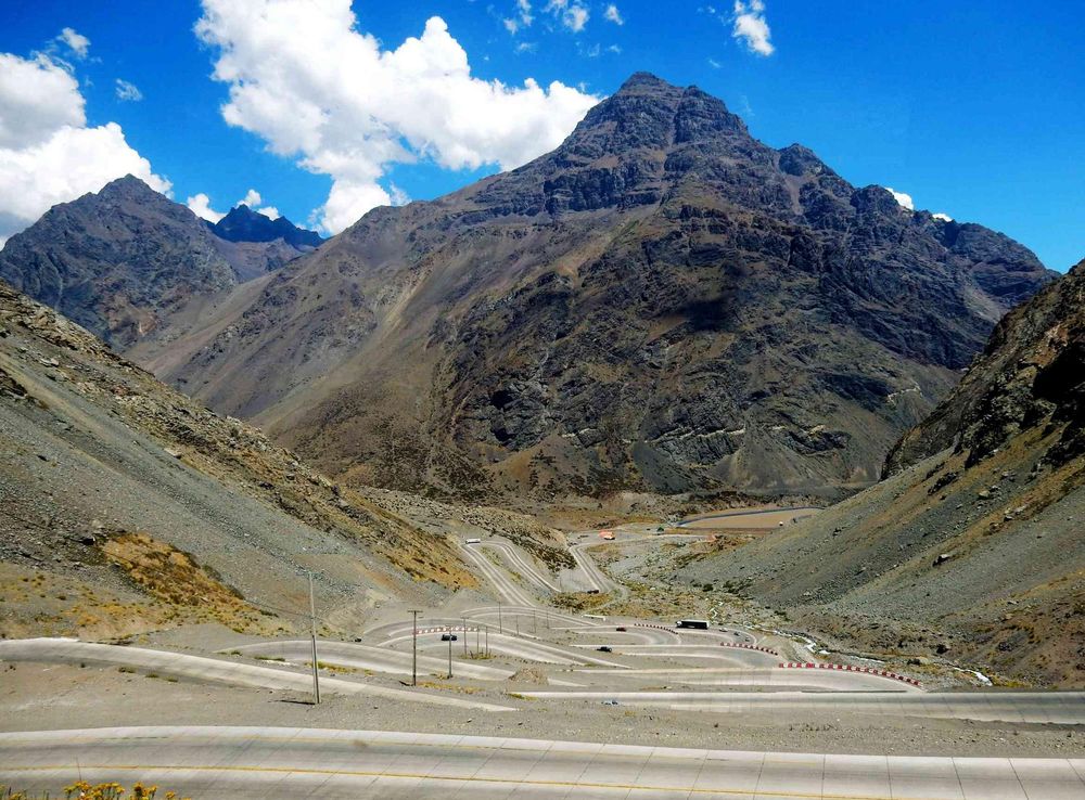 File:South America - Chile - Argentina - Paso Uspallata - Pass -  Serpentinen - winding roads (33897369730).jpg - Wikimedia Commons