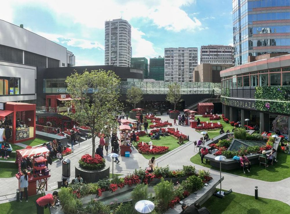 File:Metroplaza outdoor podium after renovation pano 201712.JPG - Wikipedia