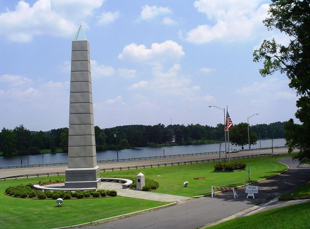 File:Gadsden, AL, Spirit of American Citizenship Monument, with Coosa River.JPG  - Wikipedia