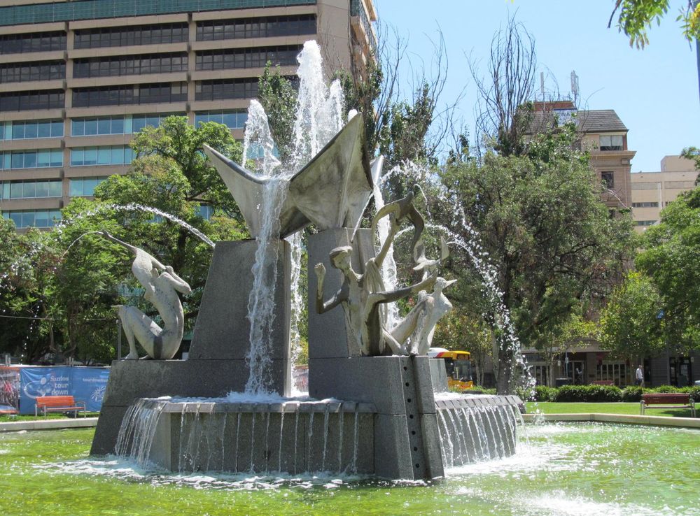 File:OIC victoria square fountain 2.jpg - Wikimedia Commons
