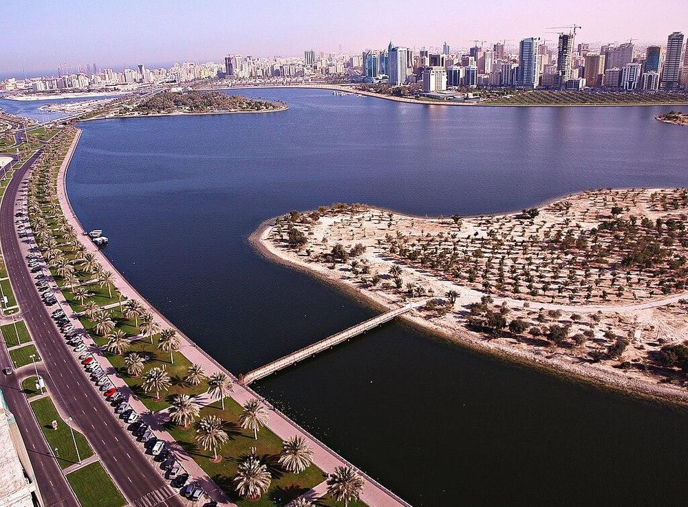File:Sharjah Buhairah Corniche.jpg - Wikimedia Commons
