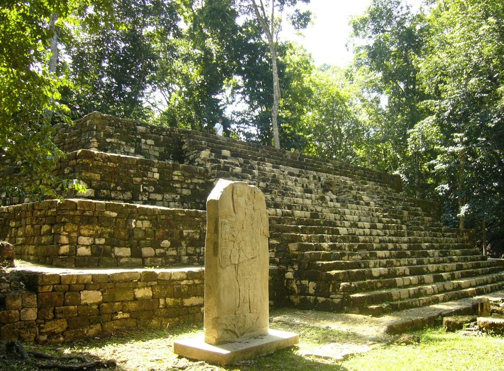 Archivo:Aguateca-plaza.jpg - Wikipedia, la enciclopedia libre