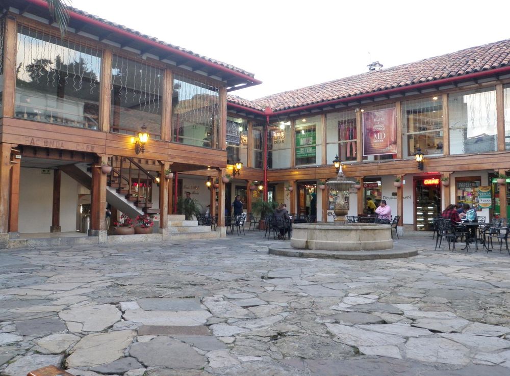 Archivo:Patio interior, Casa de la Hacienda Santa Bárbara, Bogotá.JPG -  Wikipedia, la enciclopedia libre