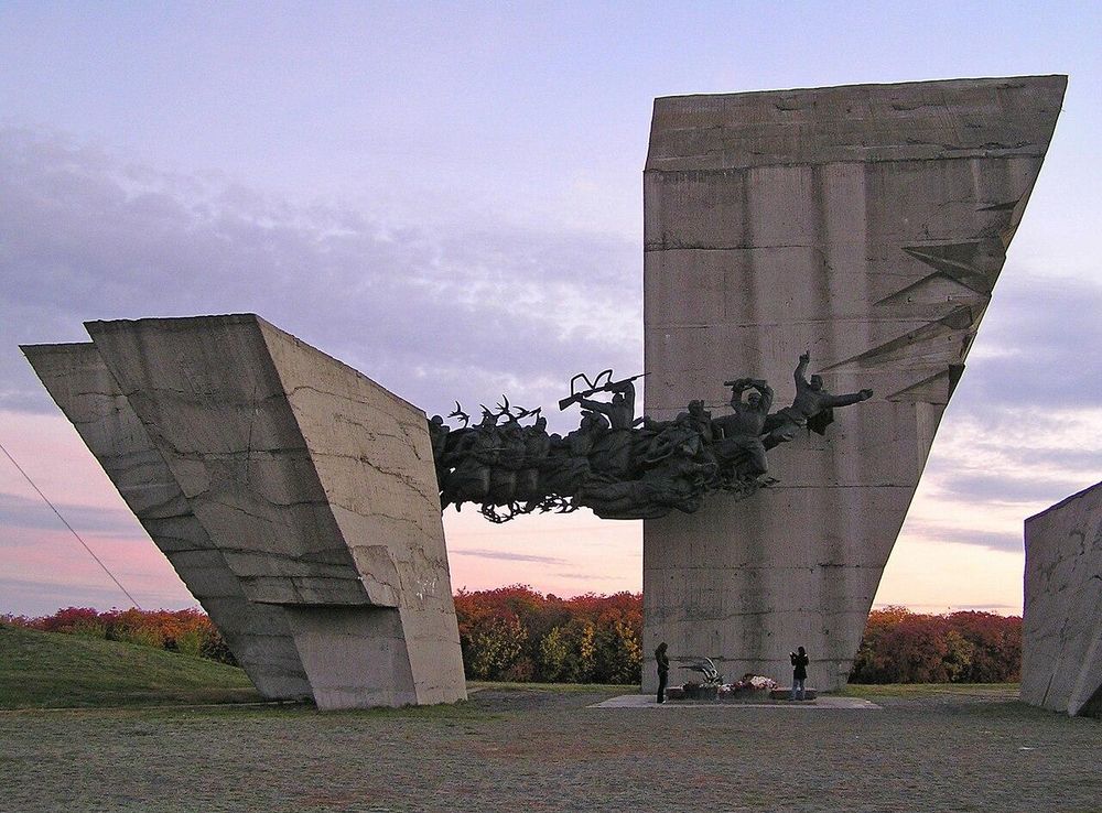 File:Монумент «Атака», м. Ізюм.jpg - Wikimedia Commons