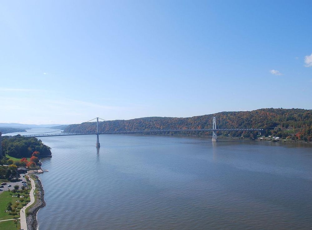 File:Bird's-eye view of Hudson River from walkway 2.JPG - Wikimedia Commons