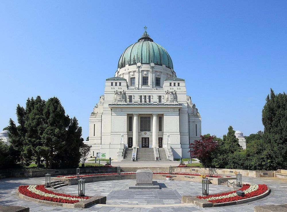 File:Simmering (Wien) - Luegerkirche (1).JPG - Wikimedia Commons