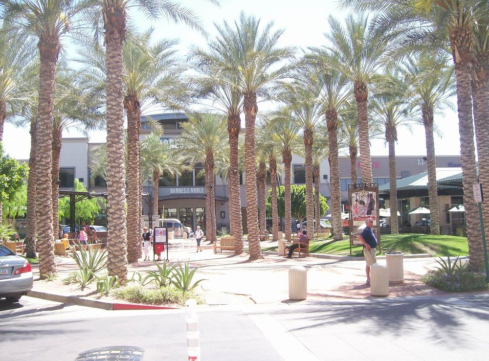 File:Kierland - B&N Plaza - 2008-04-14.JPG - Wikimedia Commons
