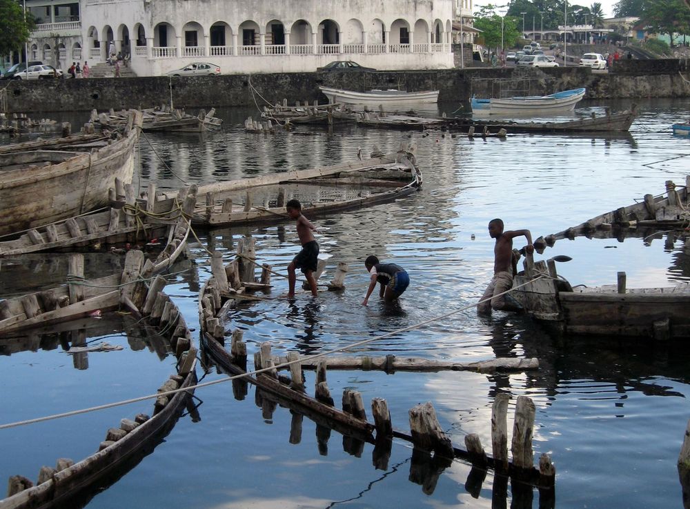 File:Flickr - Woodlouse - Old Friday Mosque and harbour, Moroni.jpg -  Wikimedia Commons