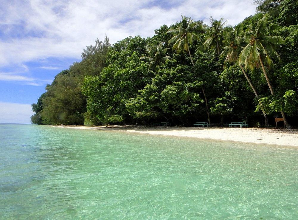 File:Beach at Ulong Island, Palau (9757233916).jpg - Wikimedia Commons