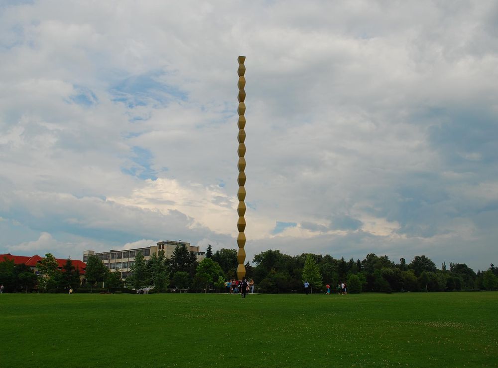 Fișier:RO GJ Tg Jiu Endless Column park.jpg - Wikipedia