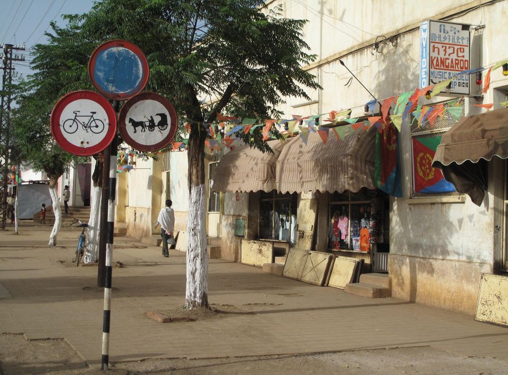 File:Road signs in Mendefera - Eritrea.JPG - Wikipedia