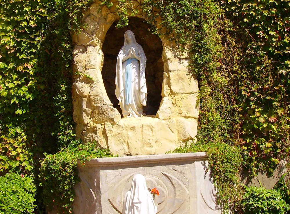 File:Our Lady of Lourdes grotto, Sacred Heart church.JPG - Wikipedia
