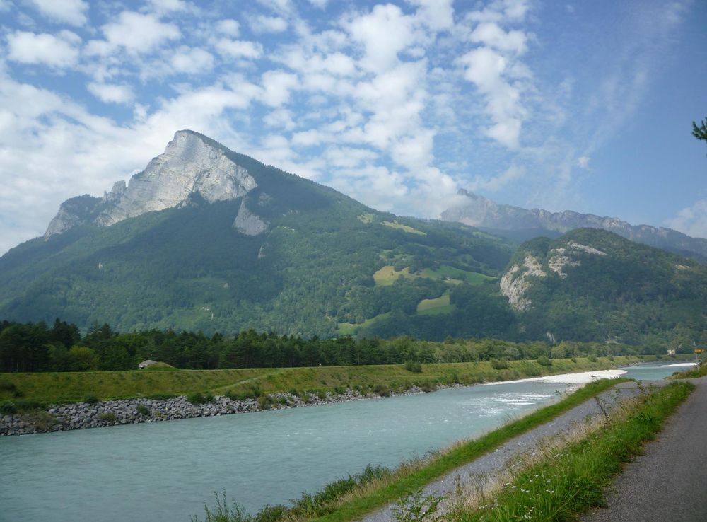 File:Rhein bei Balzers - Blick auf Gonzen.JPG - Wikimedia Commons