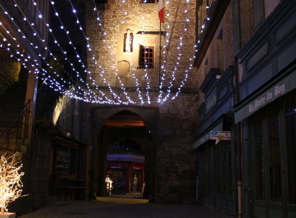 File:Mont st michel de nuit éclairage de fin d'année 4.JPG - Wikimedia  Commons